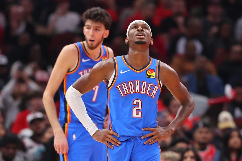 雷霆球星亞歷山大(Shai Gilgeous-Alexander,前)和霍姆葛倫(Chet Holmgren)合轟61分。法新社