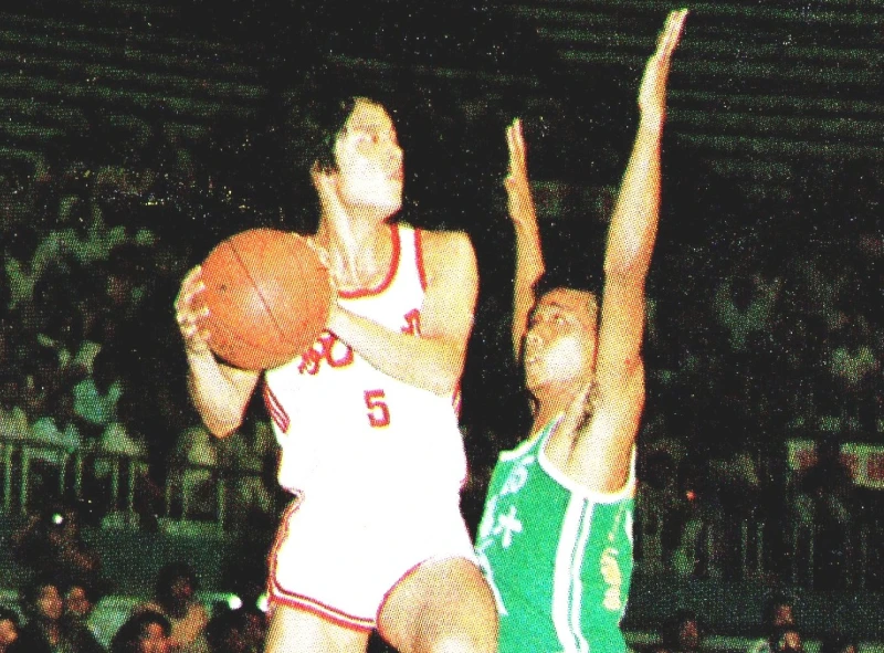 洪濬哲對六福村之役底線躍起準備傳球。名人堂提供