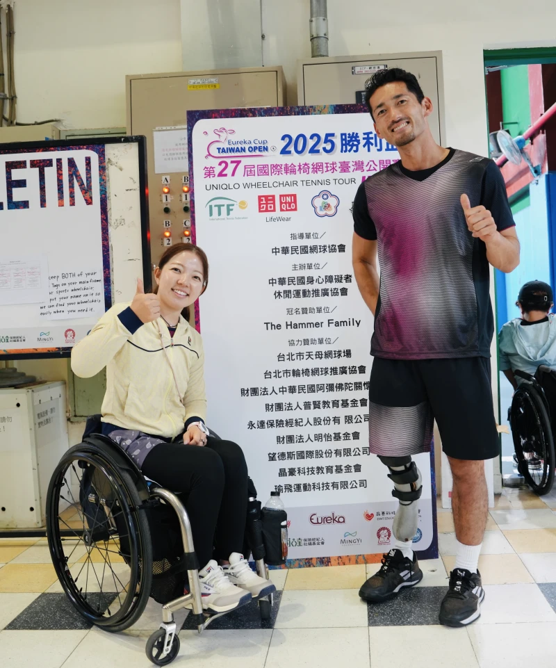 田中愛美左與荒川大輔奪冠賽後在廊道合照。南野子國際整合行銷股份有限公司提供