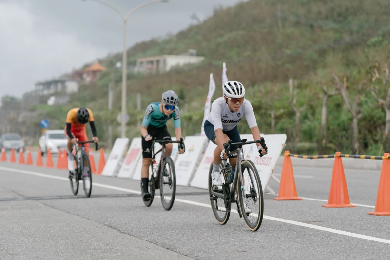 李冠賢（右1）最後衝刺拿下男子組第二。中華民國自行車騎士協會提供