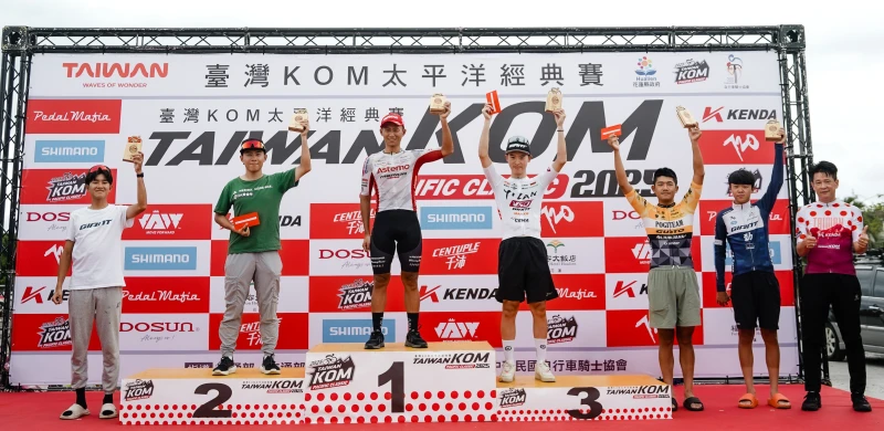 李冠賢(左2)效法一哥馮俊凱精神。中華民國自行車騎士協會提供