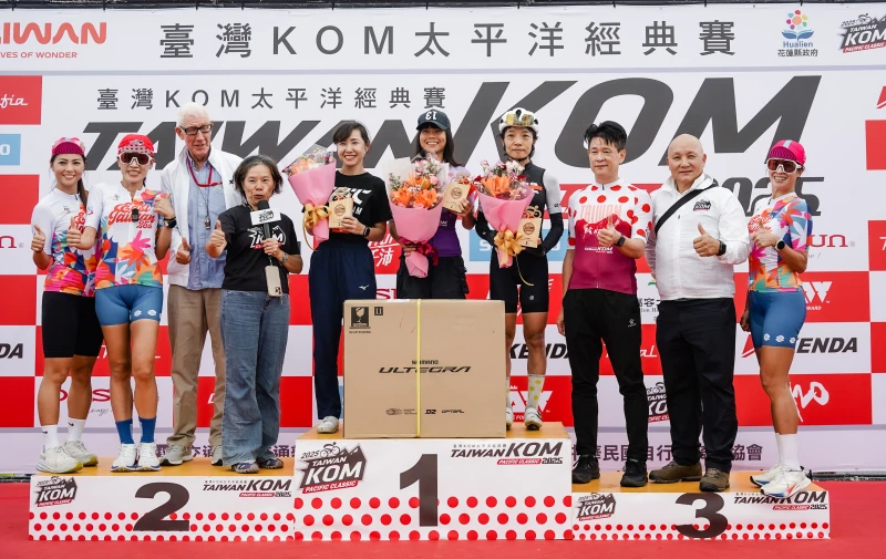 「素人車后」許書瑋（中）包辦三冠后。中華民國自行車騎士協會提供