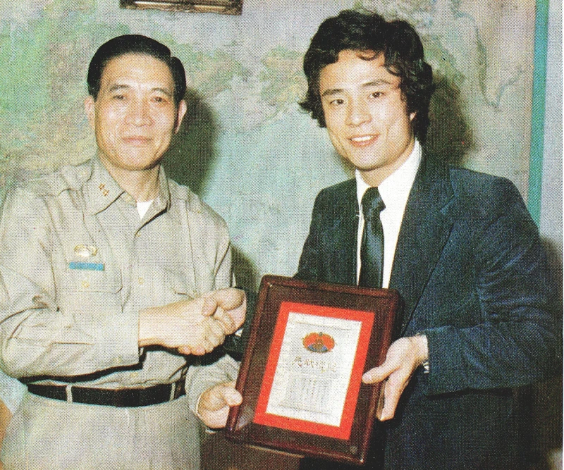 聯勤副總司令華心權將軍特頒「籃球狀元」獎牌。名人堂提供