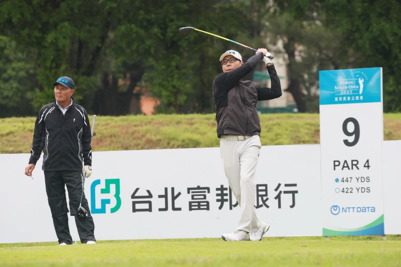 富邦集團董事長蔡明忠今(28)日於富邦長春公開賽職業業餘配對賽中,第九洞開完球後展現平衡且漂亮的收桿動作。官方提供