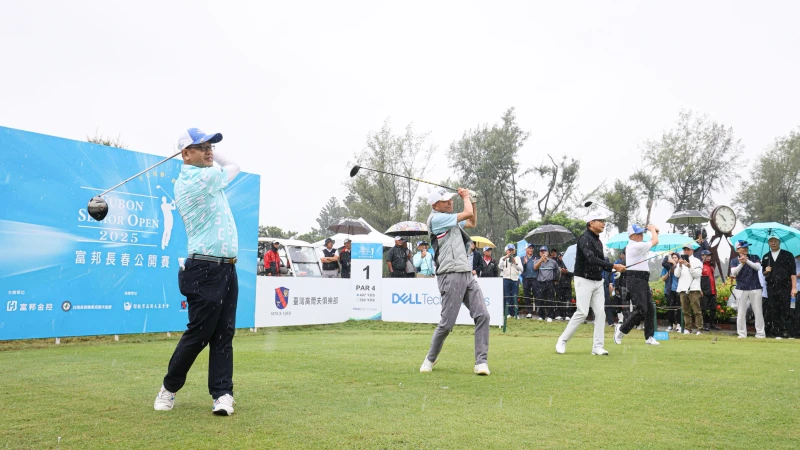 富邦集團董事長蔡明忠(右二)、富邦長春公開賽賽事共同創辦人謝敏男(左二)、台灣高爾夫俱樂部董事長陳彥豪(右)與TSPGA理事長呂崇標(左),為本屆富邦長春公開賽開出第一球。官方提供