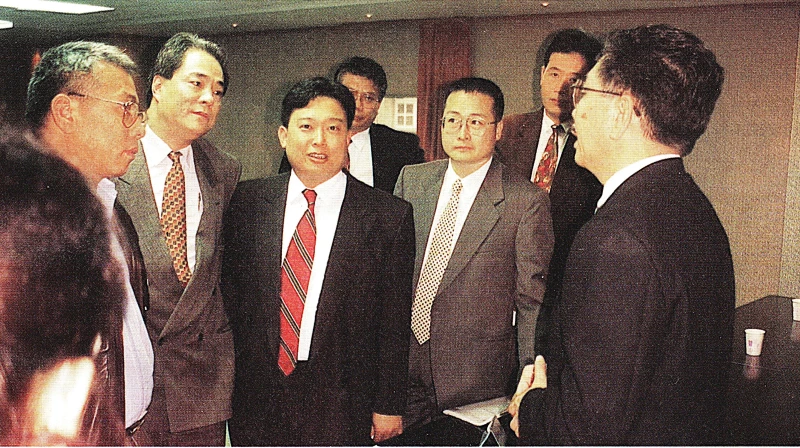 洪濬哲(左三)是中華職籃發起人之一。名人堂提供