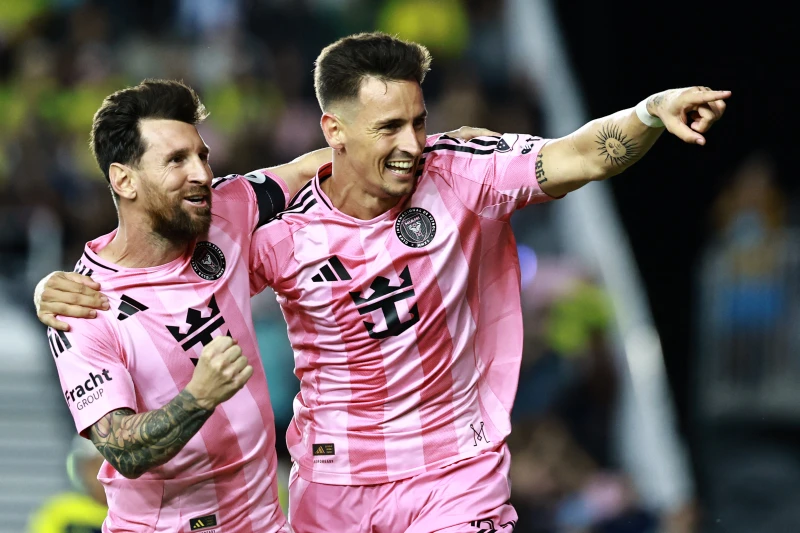 阿根廷球王梅西(Lionel Messi，左)針對2026年世界盃參賽可能性發表明確聲明。法新社