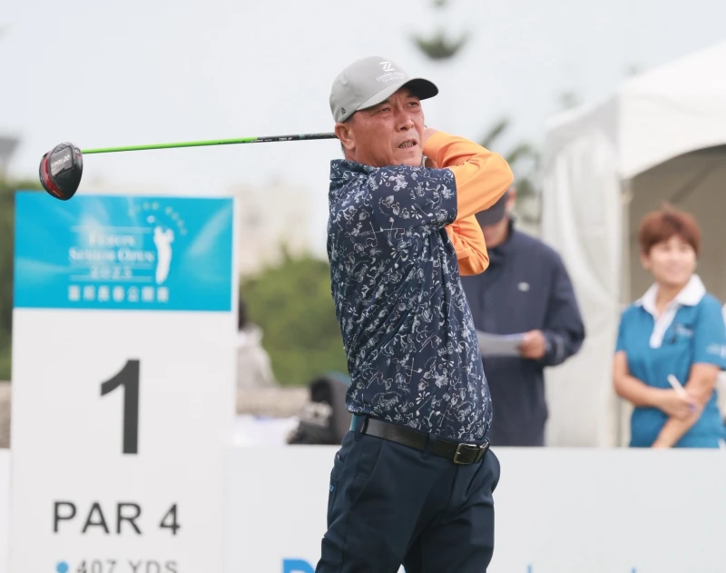 中國高球選手張連偉於2025富邦長春公開賽首輪擊出70桿，暫時並列第一。大會提供