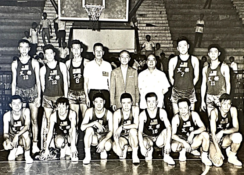 1968年榮工男籃赴菲星馬泰等國訪問比賽，由領隊王雨生、率領顧問劉世珍。籃球名人堂提供