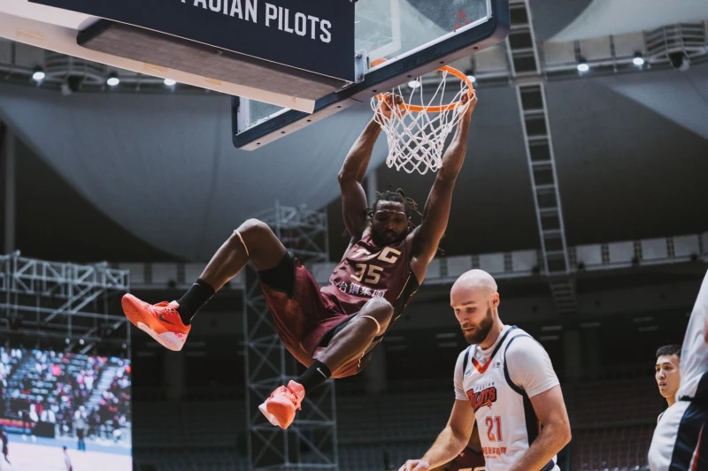 台鋼獵鷹前NBA球星半獸人法瑞德首秀繳出雙十表現。JIM攝