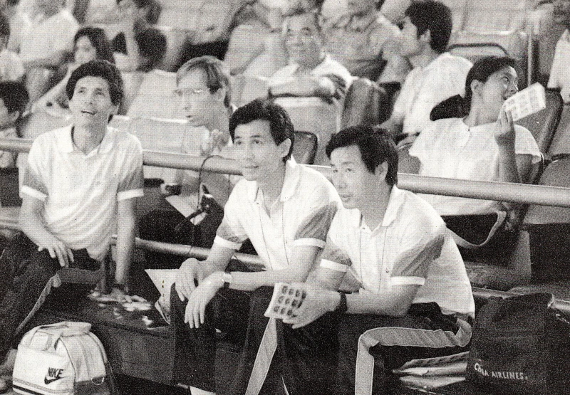 亞青教練團由古吉雄（右二）率領張福元（左）及技術顧問約翰尼倫（後）。籃球名人堂提供