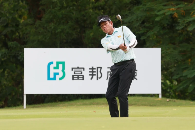 泰國高球名將托馬倫今日在2025富邦長春公開賽第二輪擊出68桿佳績,躍居領先榜首。大會提供
