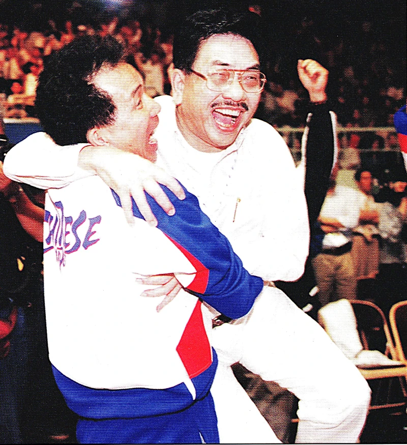 奪金後擁抱籃協理事長王人達。籃球名人堂提供