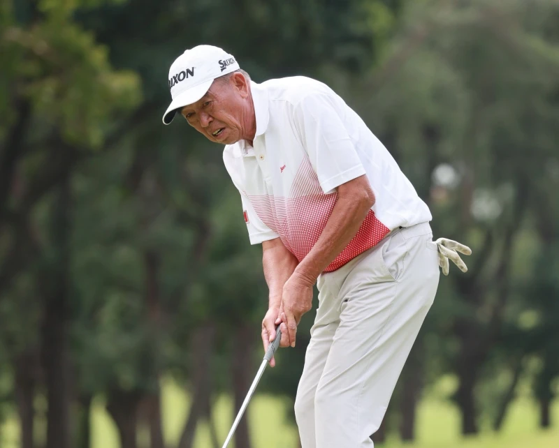 台灣高球老將鍾春興靠最後一洞關鍵的推桿,順利衛冕富邦長春公開賽超級長春組冠軍。大會提供