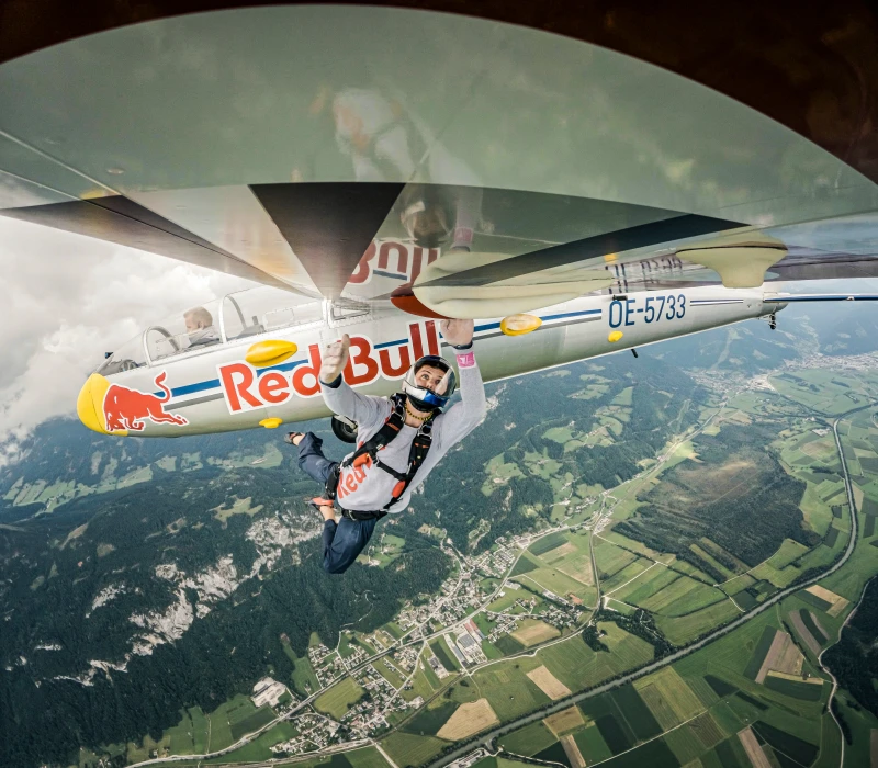 Red Bull運動員Domen šKofic征服 Red Bull Blanix ，滑翔機機翼下方特別打造的空中攀登路線。Red Bull提供