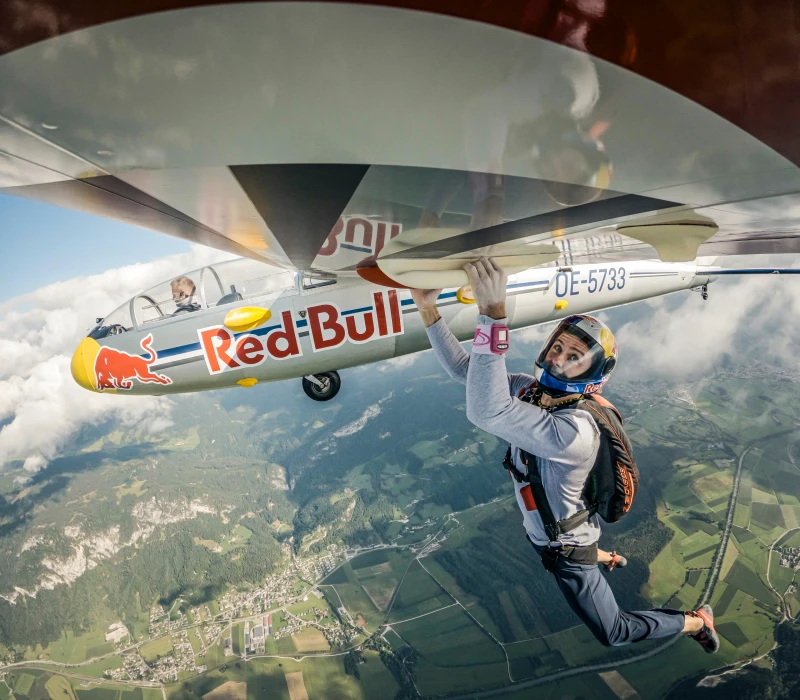 本次機翼上的攀登把手由 šKofic 的父親也是機械工程師 的Pavel šKofic 設計。Red Bull提供