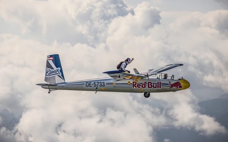  Domen šKofic 刷新記錄近日成功完成了史上第一個空中攀岩Red Bull Plane Climb。red Bull提供