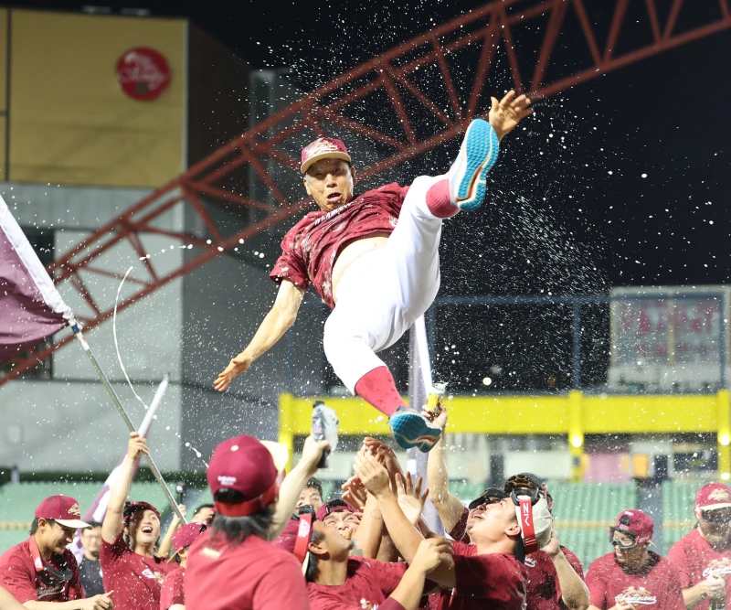 樂天奪下2025台灣大賽冠軍,總教練古久保健二被拋在空中。記者李天助攝