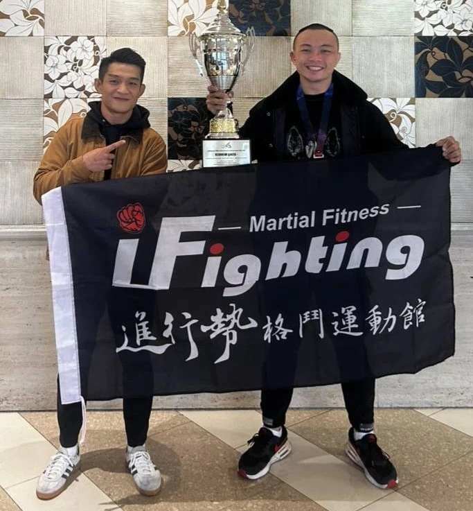 獲勝後,彭皓宇(左 )與李學皓教練開心合照。WXF世界格鬥聯盟& 進行勢格鬥館提供