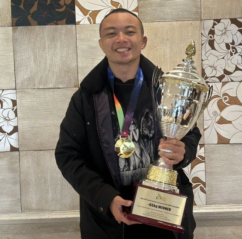 「蜜獾武士」彭皓宇笑擁冠軍盃。WXF世界格鬥聯盟& 進行勢格鬥館提供