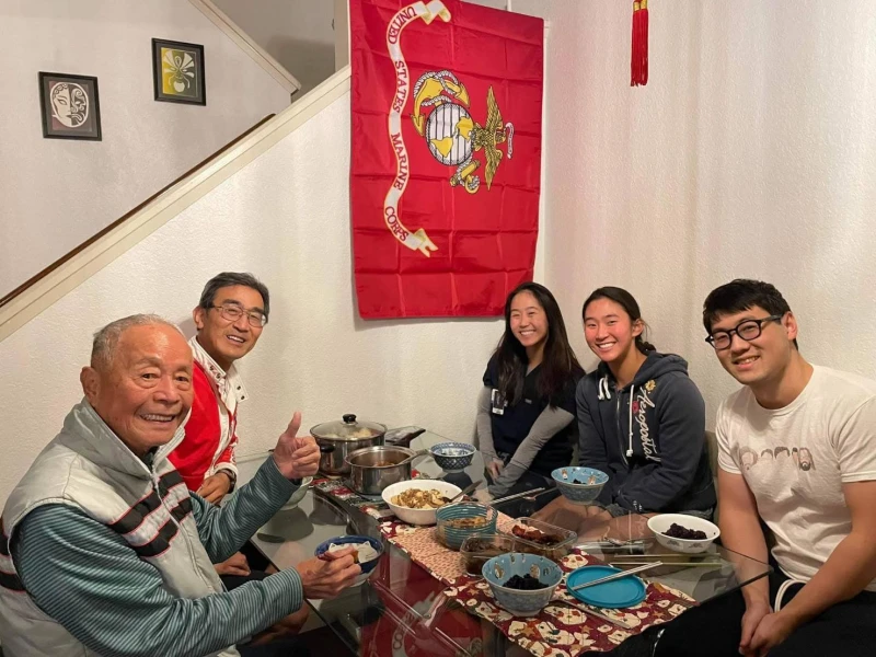 林承謀從台灣大學屆齡退休後,以老萊子自期,選擇留在台北陪伴高齡的母親。籃球名人堂提供