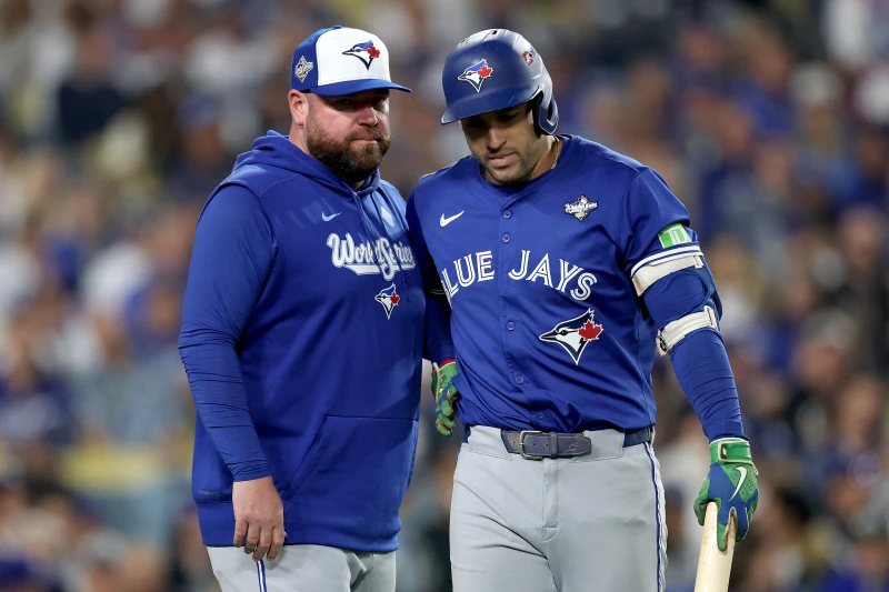 史普林格 (George Springer,右)在第三戰受傷。法新社