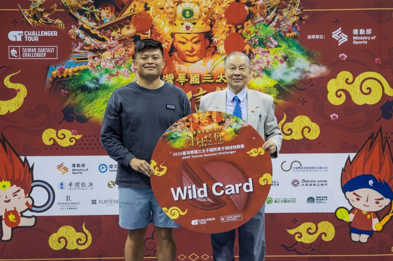 中華民國網球協會副理事長張思敏頒發雙打會內賽外卡予謝政鵬。海碩整合行銷提供