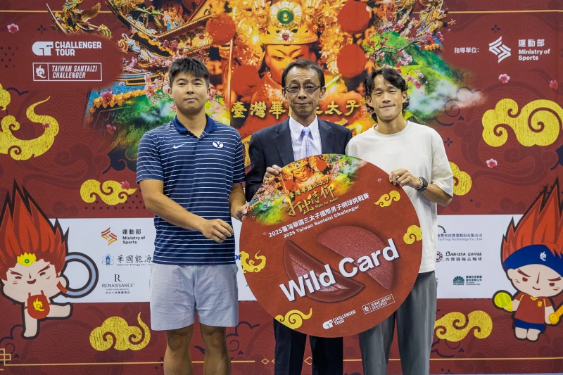 中華民國網球協會副理事長邱錫賢頒發雙打會內賽外卡予徐傳恩／莊吉生。海碩整合行銷提供