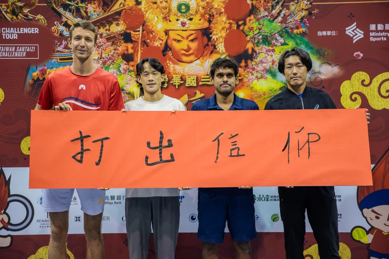 選手體驗書法並寫下今年賽事標語。海碩整合行銷提供