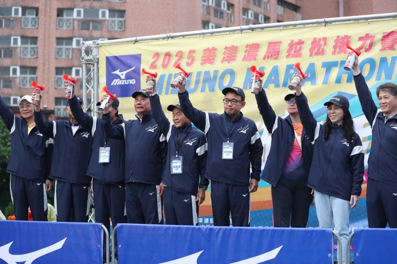 MIZUNO美津濃馬拉松接力賽貴賓鳴槍起跑。詹健全攝