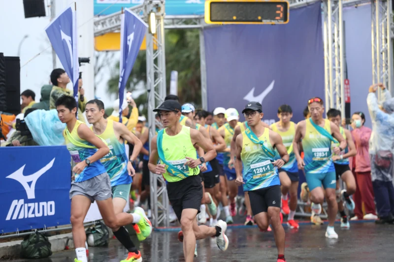 MIZUNO美津濃馬拉松接力賽今晨開跑。詹健全攝