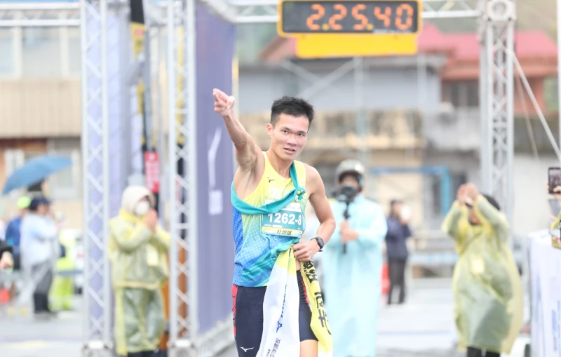 大腳丫龍跑完最後一棒的廖宣豪衝終點後擺出帥氣的動作。詹健全