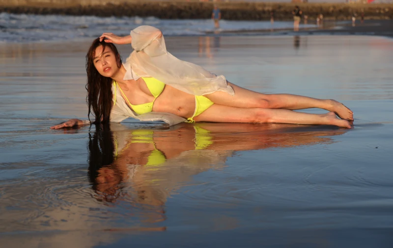 米薇體態完美,海邊拍攝時影引起圍觀。特約記者 郭運復攝影