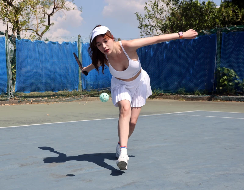 匹克球容易上手,米薇覺得打起來輕鬆卻不失運動的張力。特約記者 郭運復攝影