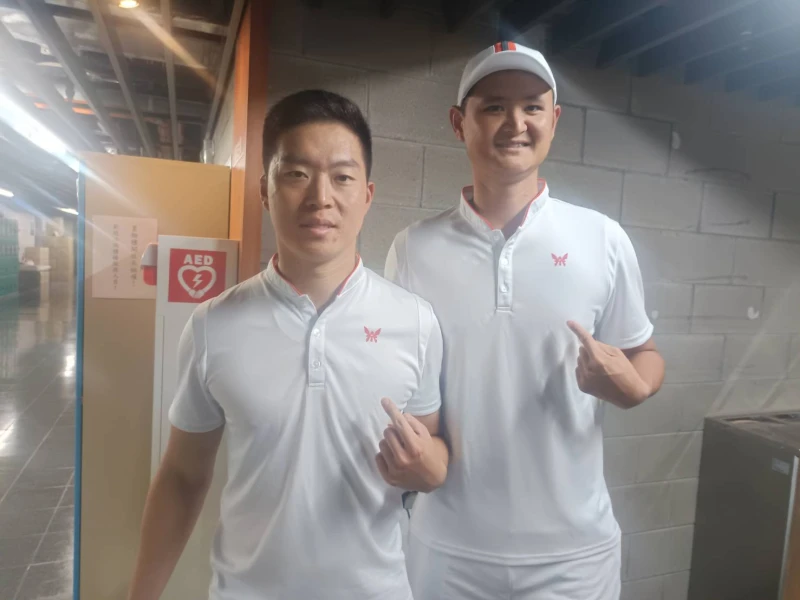 孟慶洋(左)力挺好友吳東霖自創品牌的球衣。詹健全攝