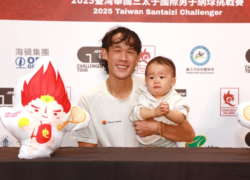 莊吉生帶著快一歲兒子參加賽後記者會。海碩整合行銷提供