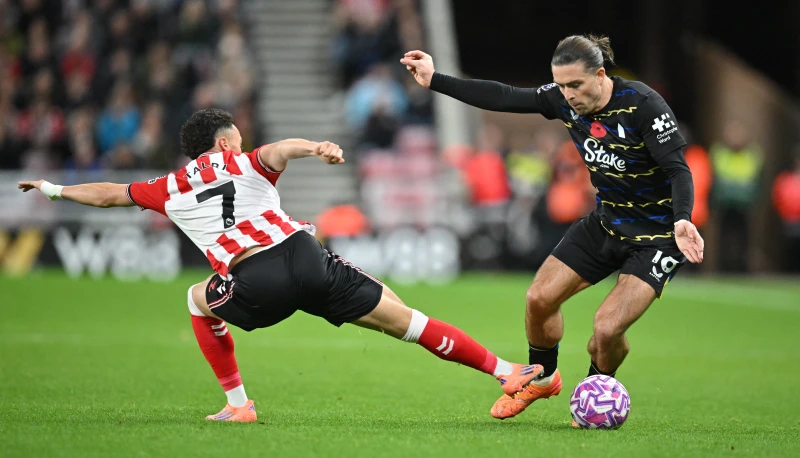 艾佛頓助攻王格拉利什(右)本季聯賽10場送出4助攻,高居榜首。法新社