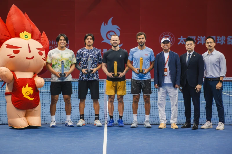雙打冠亞軍與貴賓合照。海碩運動整合行銷提供