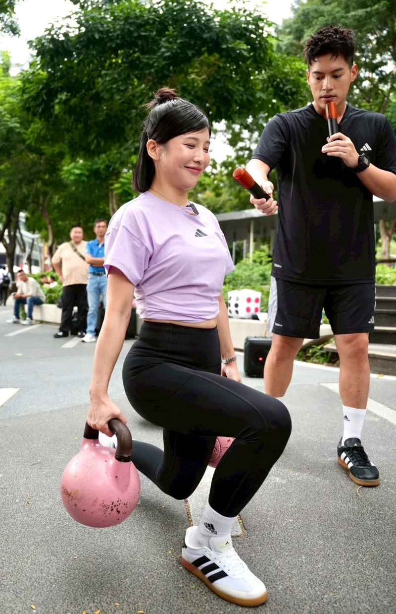 壯壯示範壺鈴弓步走動作要領踏前的膝蓋和大腿，避免過度內收或外展正確發力才能穩。臺中市政府運動局提供