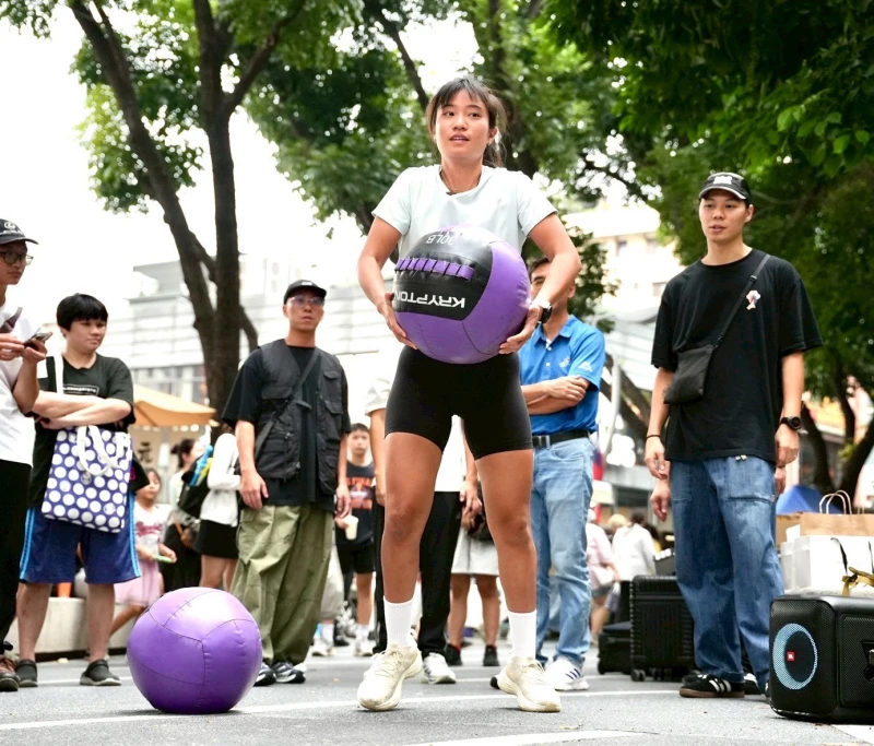 營養師小麥示範拋藥球動作要領強調核心發力，避免突然大動作閃到腰或受傷 。臺中市政府運動局提供