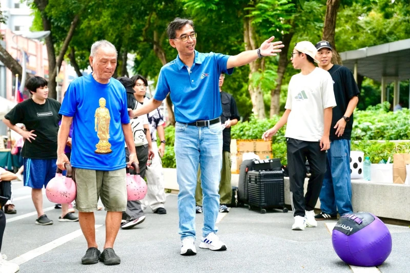臺中市政府運動局長游志祥現場邀請銀髮族民眾一起體驗Crossfit魅力。臺中市政府運動局提供