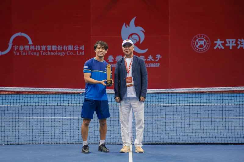 西岡良仁(左)用堅強的毅力尋求重返百大。海碩運動合行銷提供