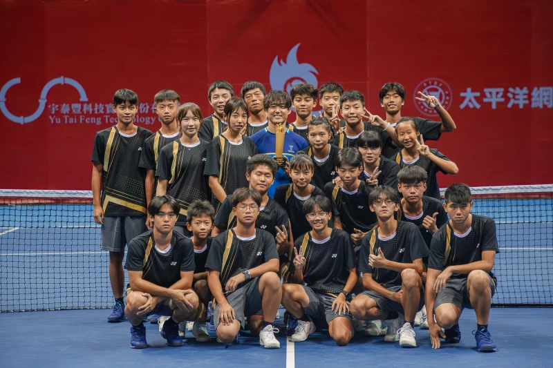 身高僅170公分的西岡良仁差一點被淹沒在球僮裡面。海碩運動合行銷提供