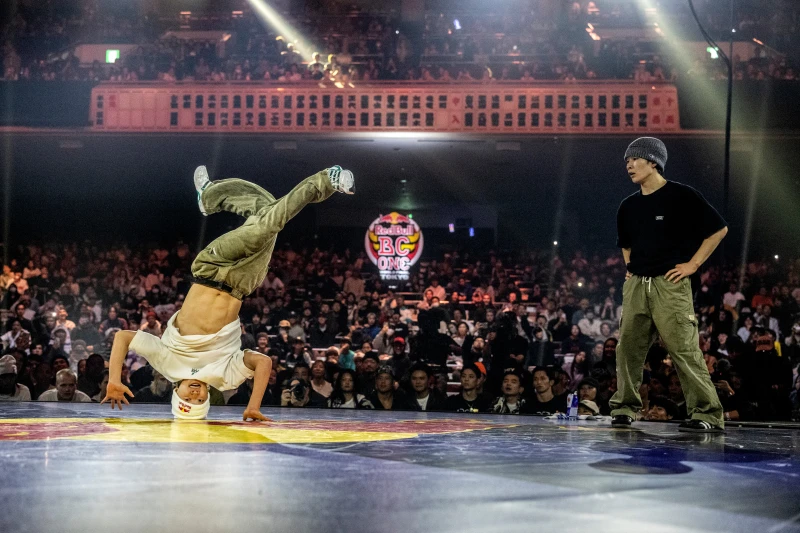 B-Boy 冠軍賽比到最後一輪來到熱血沸騰的日本內戰B-Boy Issin 對決同樣來自日本的 B-Boy Haruto。Red Bull提供
