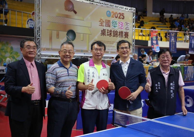 台灣乒乓球總會理事長黃富源(左起)、高苑工商董事長余政憲、運動發展局局長侯尊堯、三發地產公司董事長鍾俊榮、立委賴瑞隆服務處報行長陳文人等主持全國樂活盃桌球錦標賽開球儀式。台灣乒乓球總會 提供