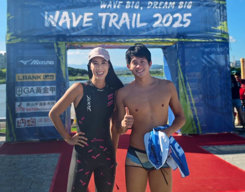 主辦「WAVE TRAIL 城市運河公開水域游泳挑戰」的國手卓承齊(右)和代言人李詹瑩。李詹瑩提供
