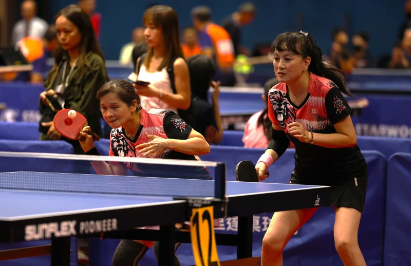曹彤君(右)/高滿足在樂活100女子雙打封后。台灣乒乓球總會提供