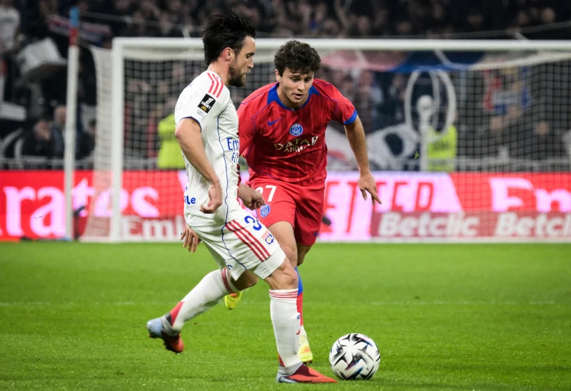 內維斯(Joao Neves,右)補時階段的致勝頭槌,助巴黎聖日耳曼以3比2險勝里昂。法新社