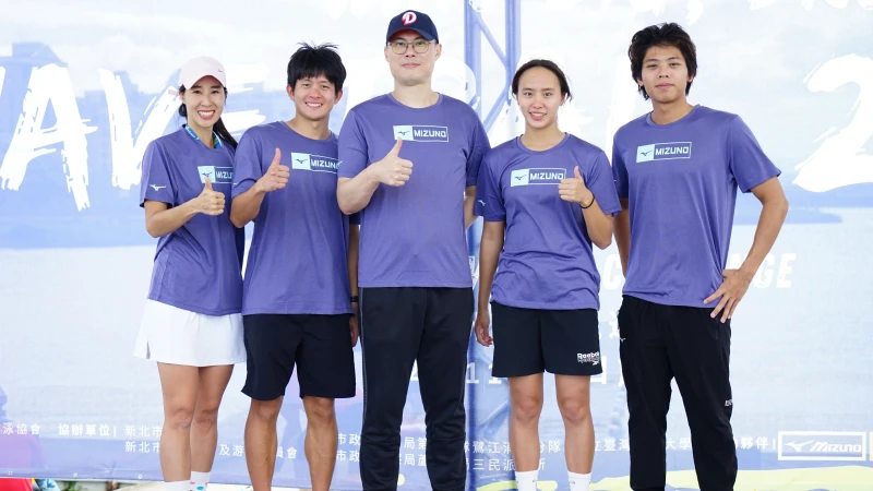 國手卓承齊(左2)等好手共同推動公開水域的活動。李詹瑩提供