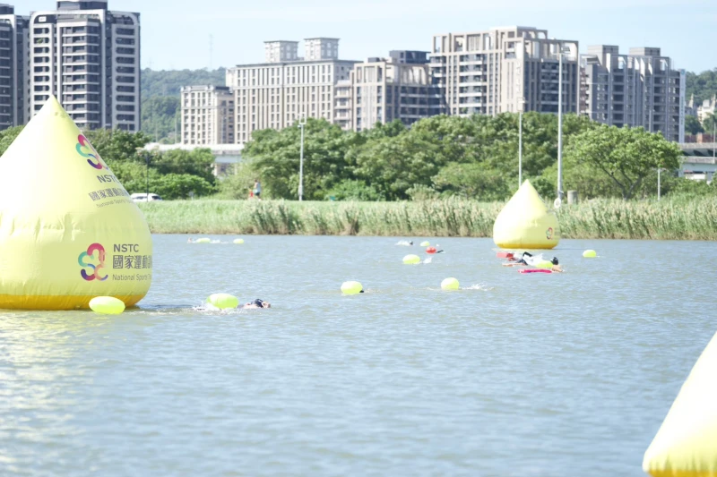 WAVE TRAIL 城市運河公開水域游泳挑戰9日於微風運河熱鬧登場。李詹瑩提供